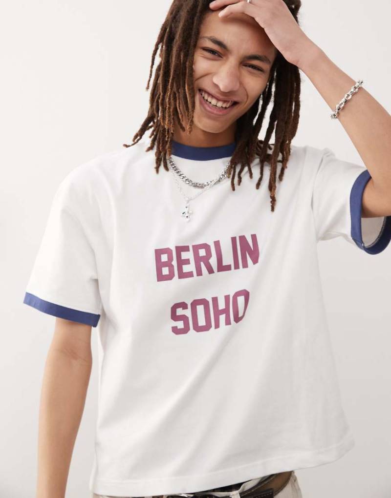 Prohibited - T-Shirt in Wollweiß mit „Soho"-Print und Kontrast-Details von Prohibited