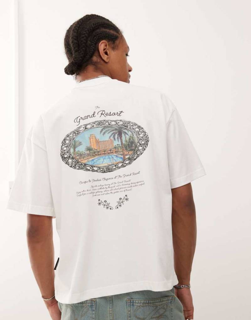 Prohibited - T-Shirt in Wollweiß mit Grand-Resort-Poolprint von Prohibited