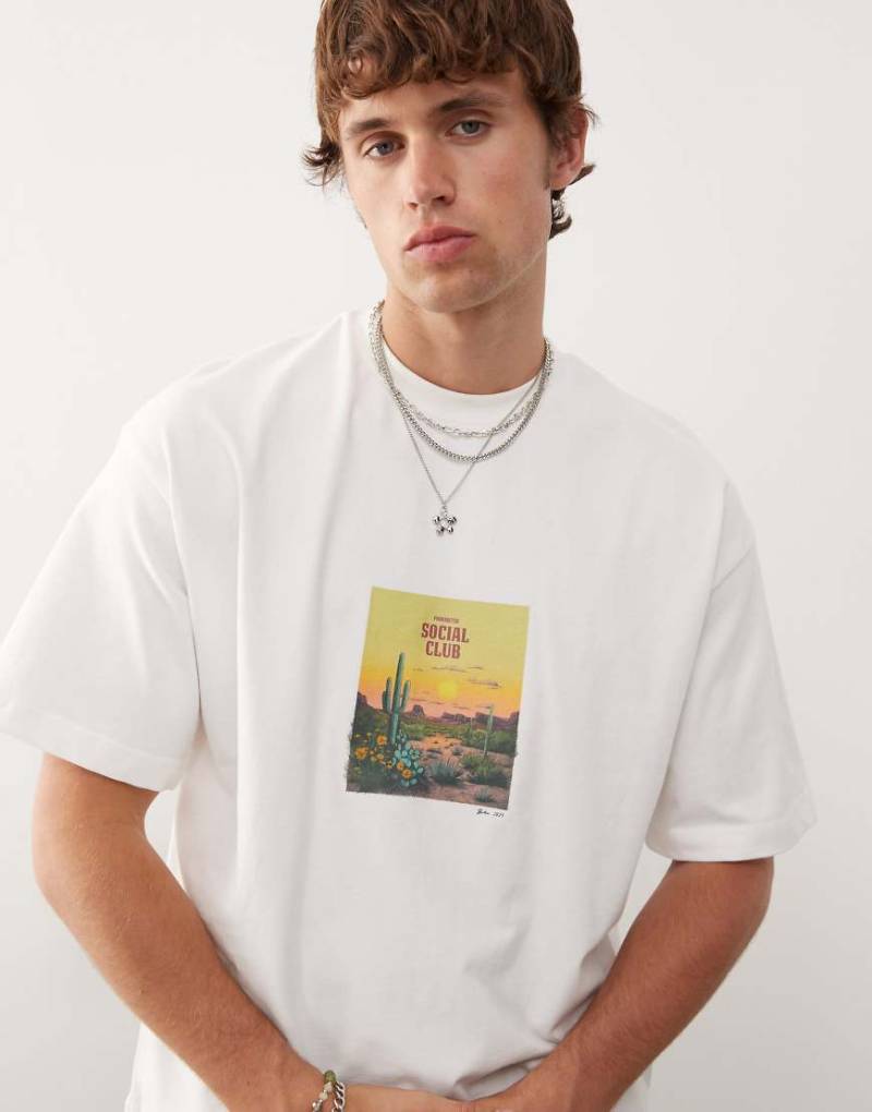 Prohibited - T-Shirt in Wollweiß mit Wüstenlandschaft-Fotoprint von Prohibited