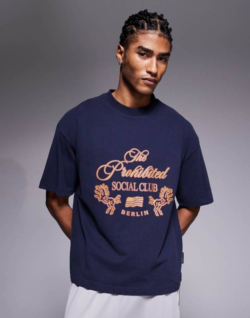 Prohibited - T-Shirt mit grafischem Logo in Marineblau von Prohibited
