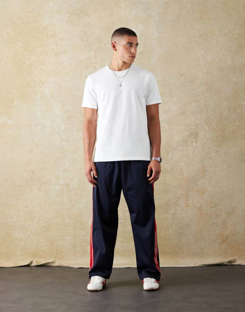 Prohibited - Trainingshose in Marineblau mit Logo-Bunt von Prohibited