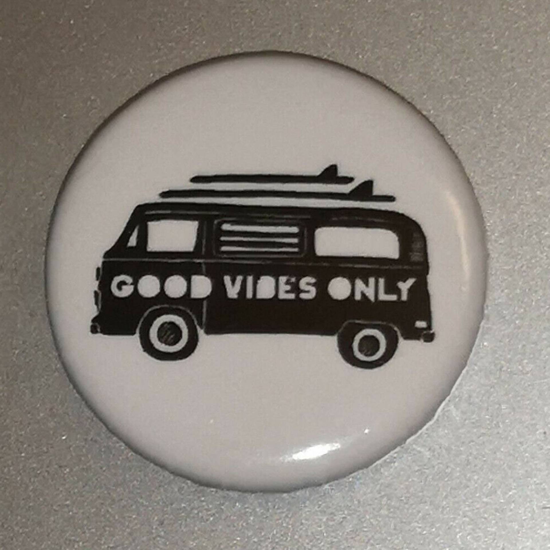 Good Vibes Only Retro Surfen Camper Van 1, 5 Zoll Buttons, Aufkleber, Schlüsselringe Und Kühlschrankmagnete von PromoteYourTees