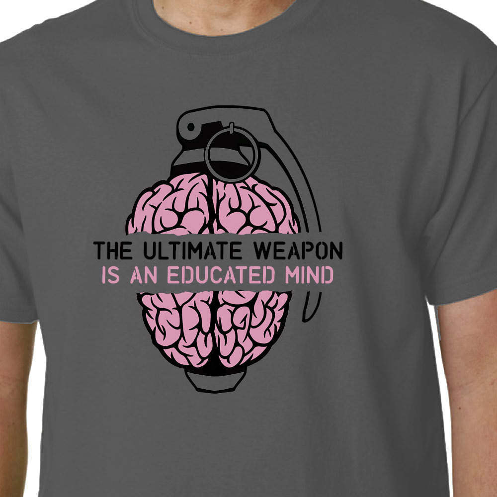 Die Ultimative Waffe Ist Ein Gebildeter Geist T-Shirt // Anonymer Geek Humor Politisch von Properganda