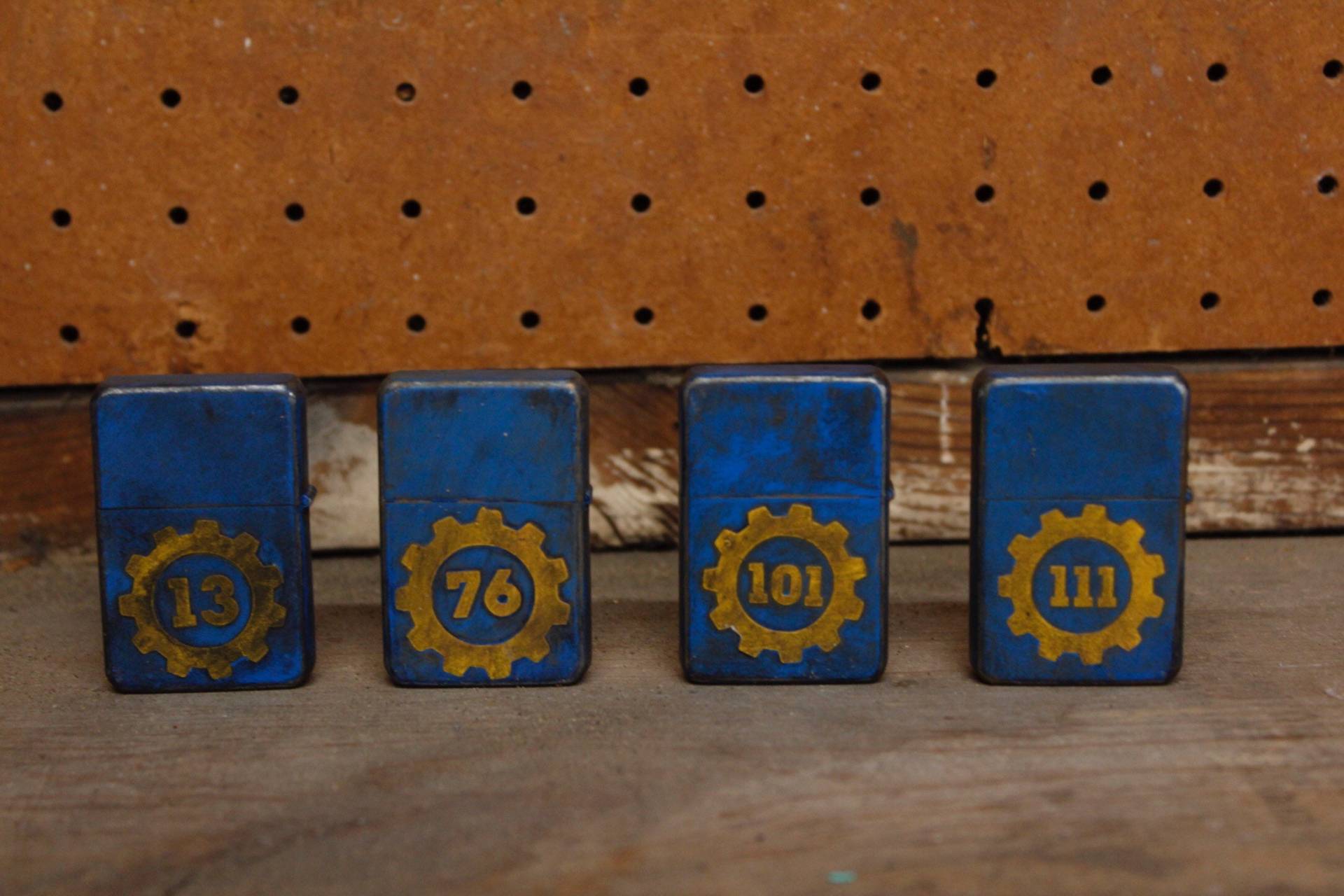 Fallout Inspiriert Vault Anzahl Öl Feuerzeuge Fallout Inspiriert Vault Anzahl Öl Feuerzeuge von PropsEtcetera
