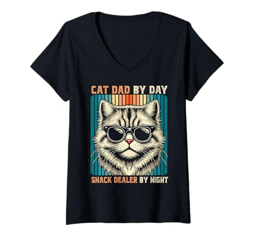Damen Cat Dad by Day Snack Dealer by Night Retro Katzenliebhaber T-Shirt mit V-Ausschnitt Damen Cat Dad by Day Snack Dealer by Night Retro Katzenliebhaber T-Shirt mit V-Ausschnitt von Proud Cat Dad Loving Father Cat Owner Men Daddy