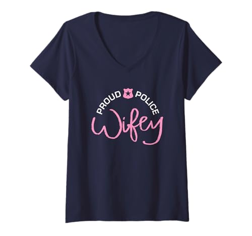 Damen Proud Police Wifey - Police Wife T-Shirt mit V-Ausschnitt Damen Proud Police Wifey - Police Wife T-Shirt mit V-Ausschnitt von Proud Police Shirts