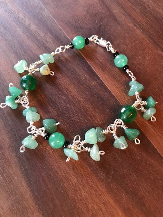 Grünes Perlenarmband Mit in Draht Gewickelten Grünen Achat-Edelsteinperlen. Dieses Boho Chic Armband Ist Ein Perfektes Geschenk Für Sich Selbst Grünes Perlenarmband Mit in Draht Gewickelten Grünen Achat-Edelsteinperlen. Dieses Boho Chic Armband Ist Ein Perfektes Geschenk Für Sich Selbst von ProvenanceCompany