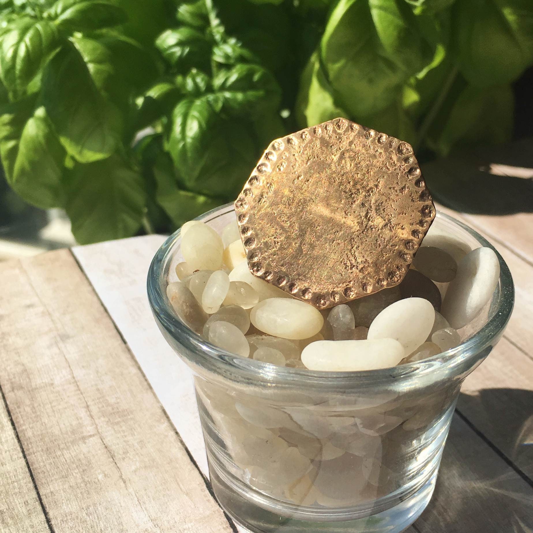 18. Jahrhundert Kupfer Octagon Button Ring von ProvenanceStore