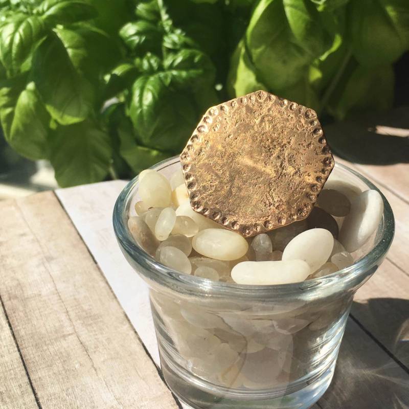 18. Jahrhundert Kupfer Octagon Button Ring von ProvenanceStore