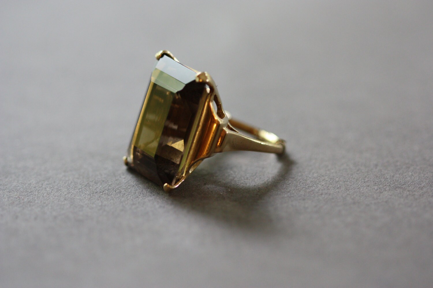 Großer Rechteckiger Rauchquarz in Einer 14K Gold Fassung Großer Rechteckiger Rauchquarz in Einer 14K Gold Fassung von ProvoquerlaCuriosite