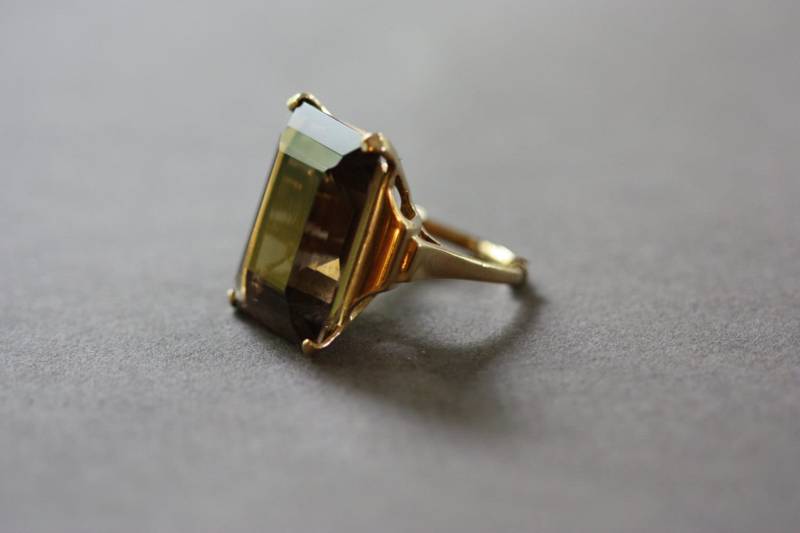 Großer Rechteckiger Rauchquarz in Einer 14K Gold Fassung Großer Rechteckiger Rauchquarz in Einer 14K Gold Fassung von ProvoquerlaCuriosite
