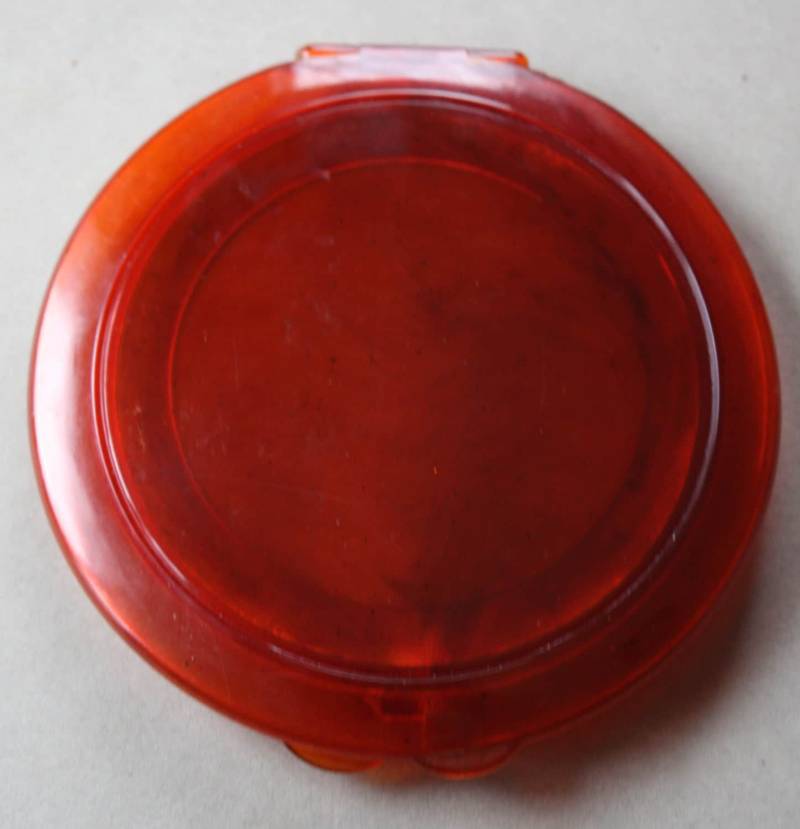 Milchkännchen Lucite Compact, Um 1940 von ProvoquerlaCuriosite