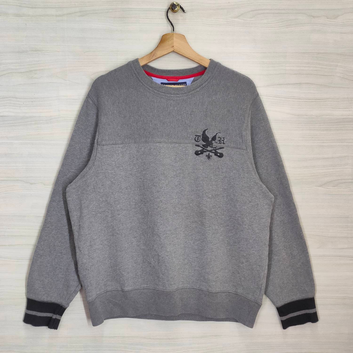 Vtg Tommy Hilfiger Crewneck Sweatshirt Große Vintage Sweater Pullover Stickerei Grau Damen Größe L von PsVintageStore