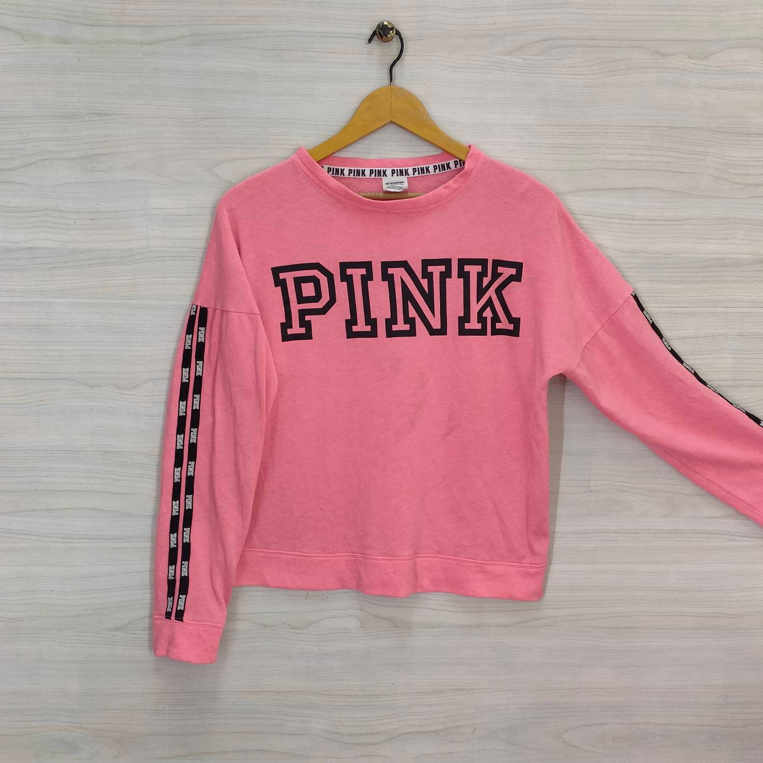 Y2K Tropfen Schulter Liebe Rosa Victoria's Secret Spell Out Sweatshirt Pullover Damen Größe Xs von PsVintageStore