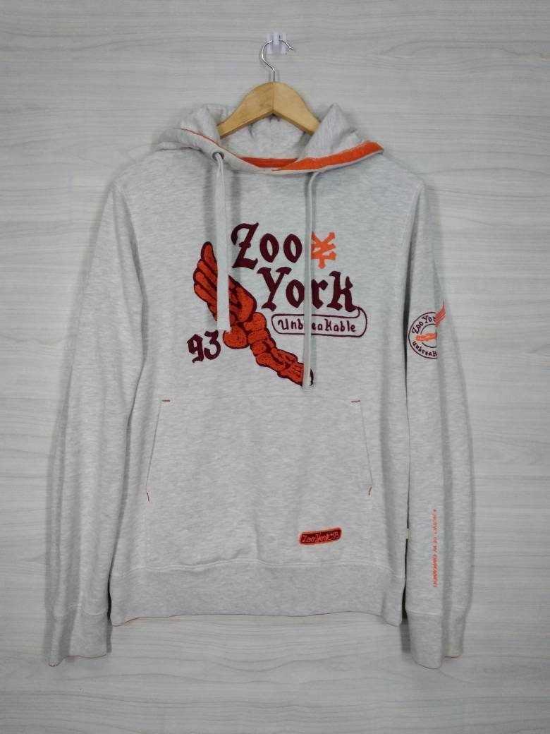 Zoo York Sweatshirt Vintage 90Er Jahre Hoodie Stickerei Big Logo Pullover Training Größe S Small von PsVintageStore