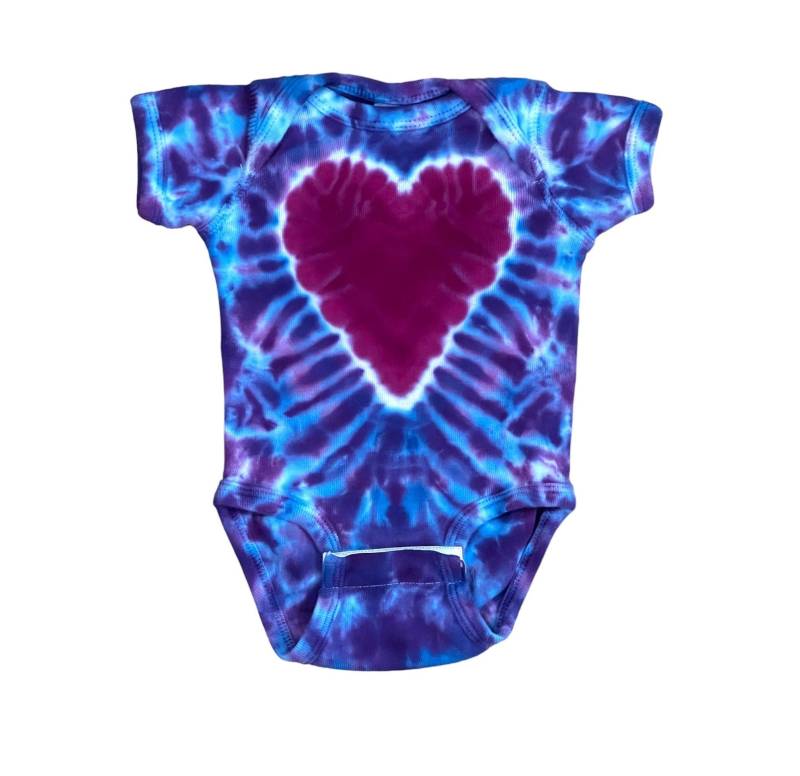 Tie Dye Baby Body Lila Herz Strampler Säugling Neugeborene 6 12 18 24 Monate Handgemacht Liebe Outfit Dusche Geschenk Psychedelic Zirkus von PsychedelicCircus