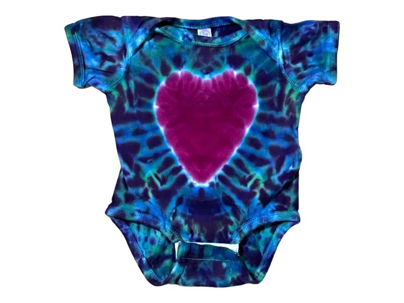 Tie Dye Baby Bodysuit Herz Grün & Lila Strampler Größen Neugeborene 6 12 18 24 Monate Handmade Outfit Dusche Geschenk Psychedelic von PsychedelicCircus