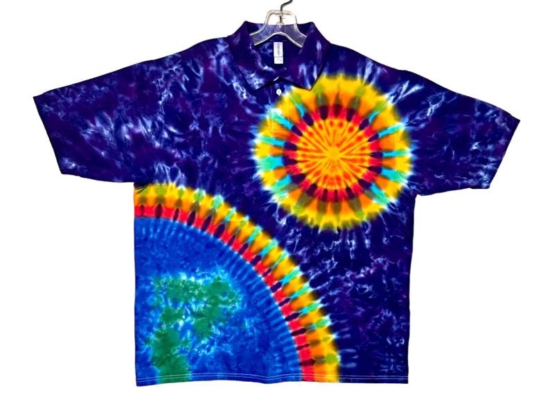 Tie Dye Golf Poloshirt Regenbogen Erde Sonne Weltraum Erwachsene Golf-Polosport-Shirt Klein Mittel Groß Xl 2X 3X 4X 5X Hippie Handgemacht von PsychedelicCircus
