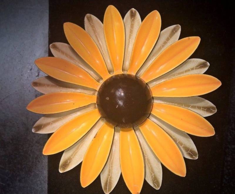 Vintage Retro Gelb, Beige Und Braun Emaille Hell Daisy Flower-Power Design PinSpannend von PsychedelicGarden