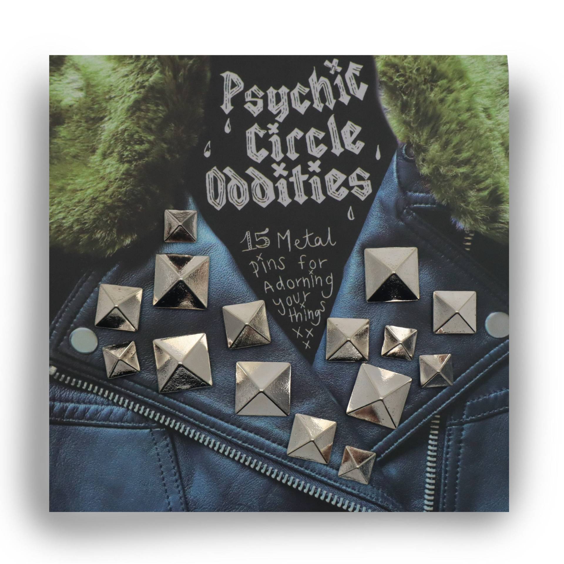 Silberfarbener Pyramiden Ohrstecker Aus Metall - 15 Stück Tolles Geschenk von PsychicCircle