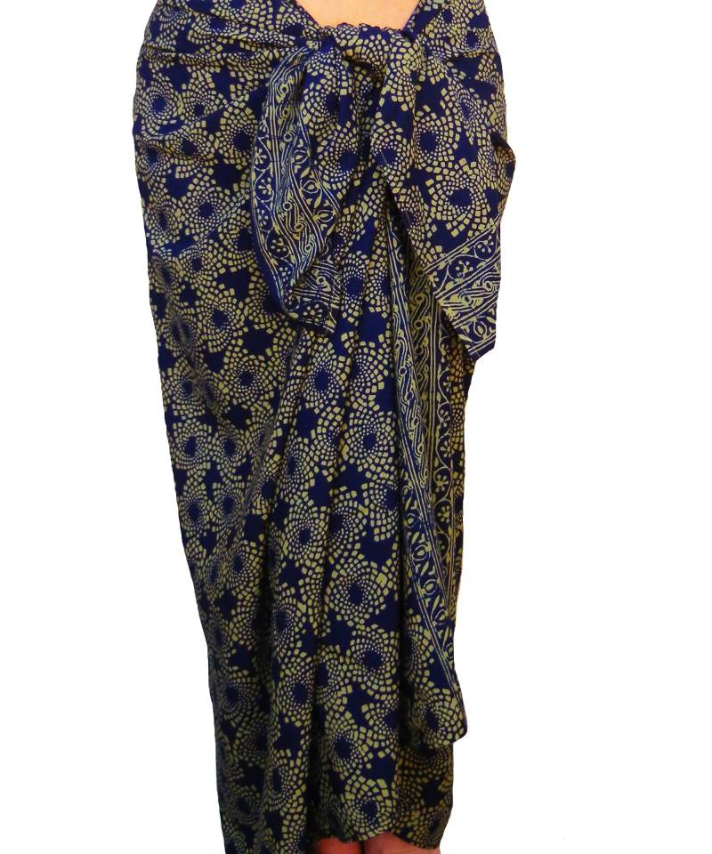 Beach Sarong Wickelrock - Midnight Blue & Tan Batik von PuaWear