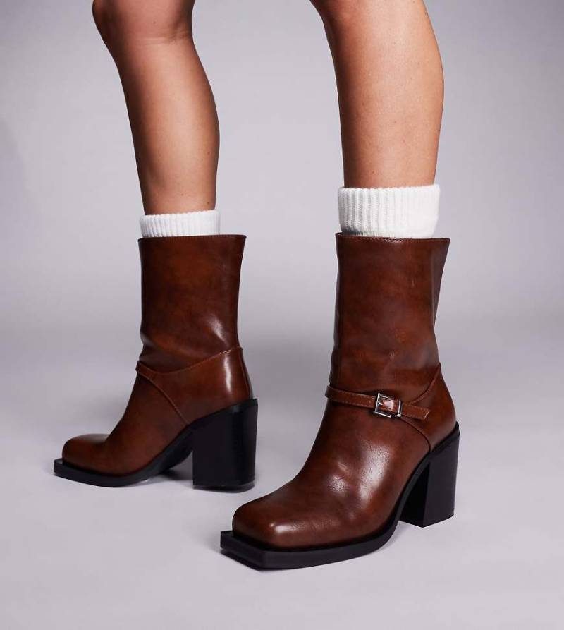 Public Desire - Dusty - Stiefeletten in Braun mit eckiger Zehenpartie und Absatz, weite Passform von Public Desire Wide Fit