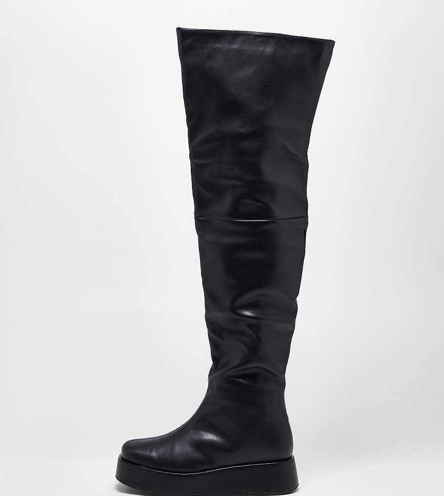 Public Desire Exclusive Wide Fit - Rosie - Flache Overknee-Stiefel in Schwarz, weite Passform von Public Desire Wide Fit