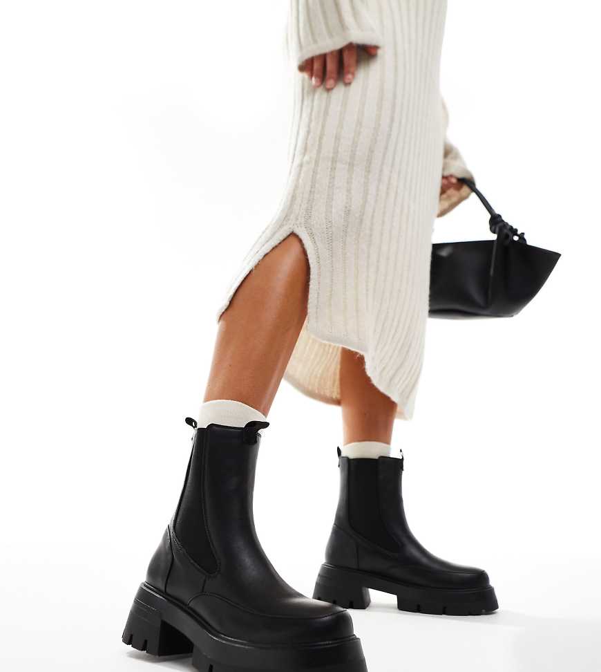 Public Desire - Impulsive - Chelsea-Stiefel in Schwarz mit klobiger Sohle, weite Passform Public Desire - Impulsive - Chelsea-Stiefel in Schwarz mit klobiger Sohle, weite Passform von Public Desire Wide Fit