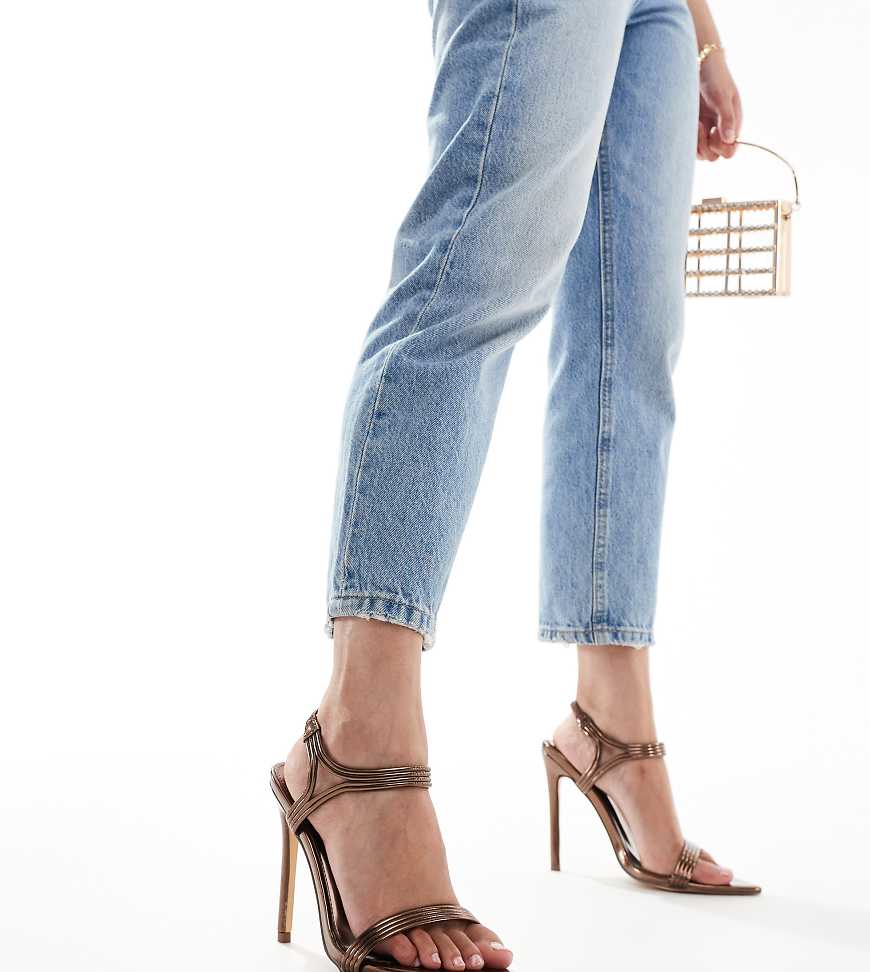 Public Desire - Volta - Absatz-Sandalen in Bronze-Metallic, weite Passform-Braun Public Desire - Volta - Absatz-Sandalen in Bronze-Metallic, weite Passform-Braun von Public Desire Wide Fit