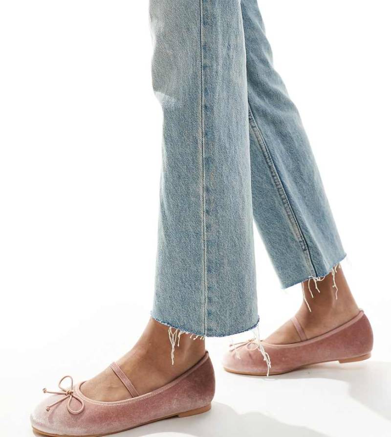 Public Desire Wide Fit - Alexa - Ballerinas aus altrosa Samt mit Schleife und Riemen, weite Passform von Public Desire Wide Fit