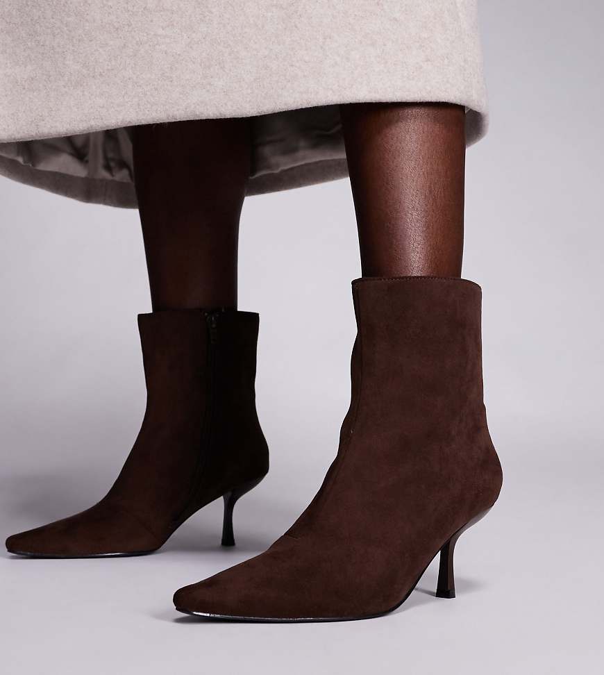 Public Desire Wide Fit - Beverly - Ankle Boots in Braun mit Absatz und spitzer Zehenpartie, weite Passform-Brown Public Desire Wide Fit - Beverly - Ankle Boots in Braun mit Absatz und spitzer Zehenpartie, weite Passform-Brown von Public Desire Wide Fit