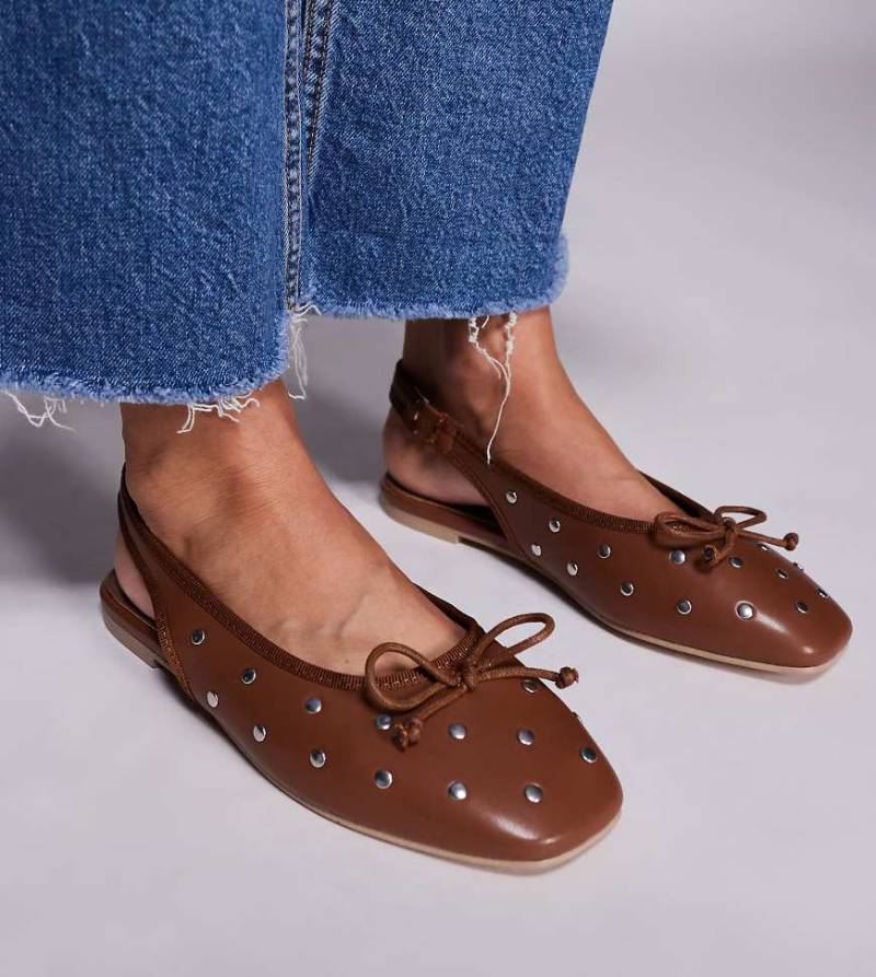 Public Desire Wide Fit - Bia - Flache Ballerinas in Braun mit Fersenriemchen und Ösen von Public Desire Wide Fit