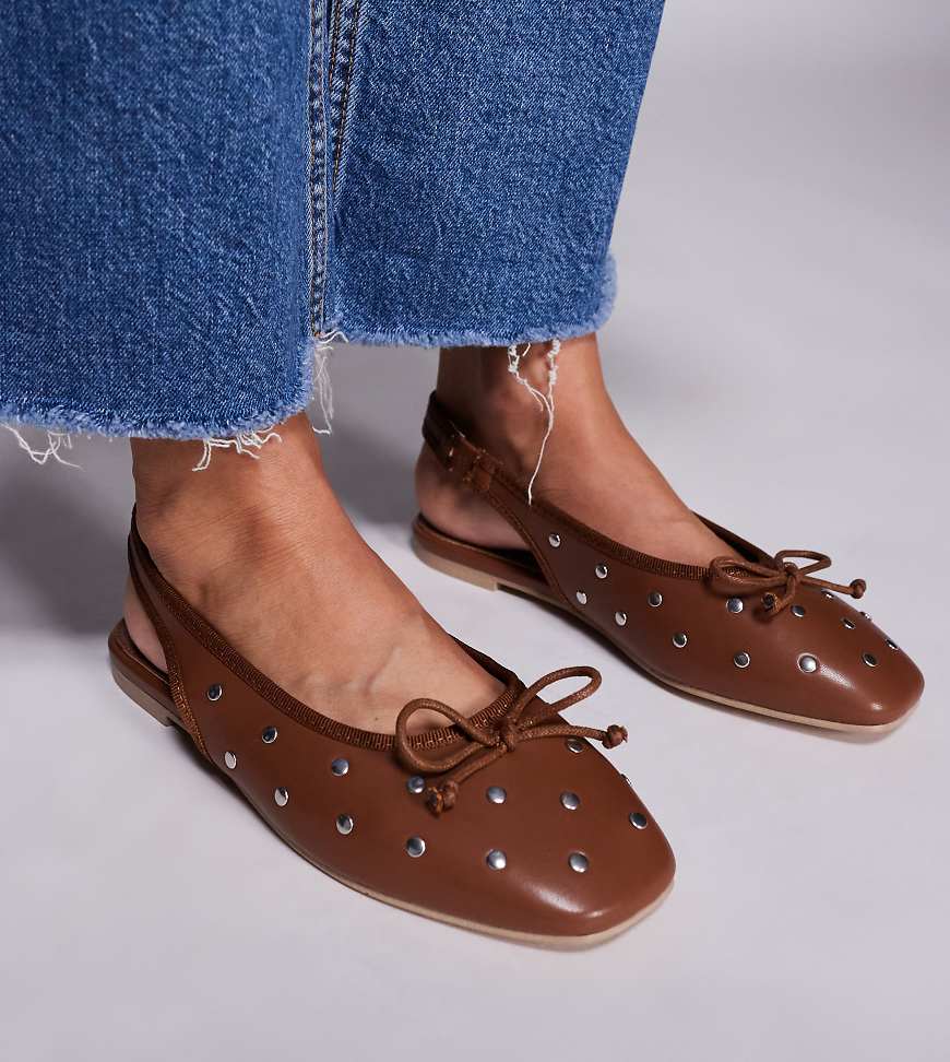 Public Desire Wide Fit - Bia - Flache Ballerinas in Braun mit Fersenriemchen und Ösen Public Desire Wide Fit - Bia - Flache Ballerinas in Braun mit Fersenriemchen und Ösen von Public Desire Wide Fit