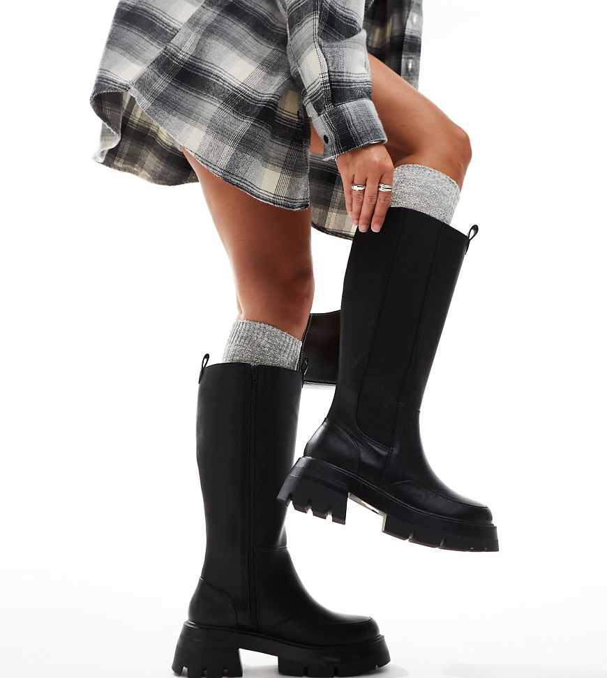 Public Desire Wide Fit - Bryant - Kniehohe Stiefel zum Hineinschlüpfen aus PU in Schwarz, weite Passform von Public Desire Wide Fit