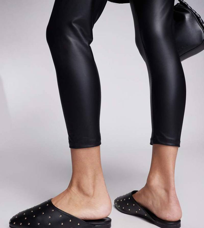 Public Desire Wide Fit - Camille - Mit Nieten besetzte, flache Mules in Schwarz, in weiter Passform von Public Desire Wide Fit