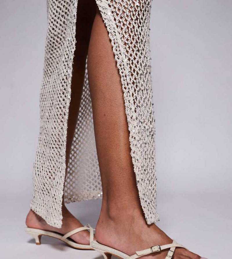 Public Desire Wide Fit - Cindita - Mules-Sandaletten aus Bast in Naturton mit Kitten-Absatz, weite Passform-Neutral von Public Desire Wide Fit