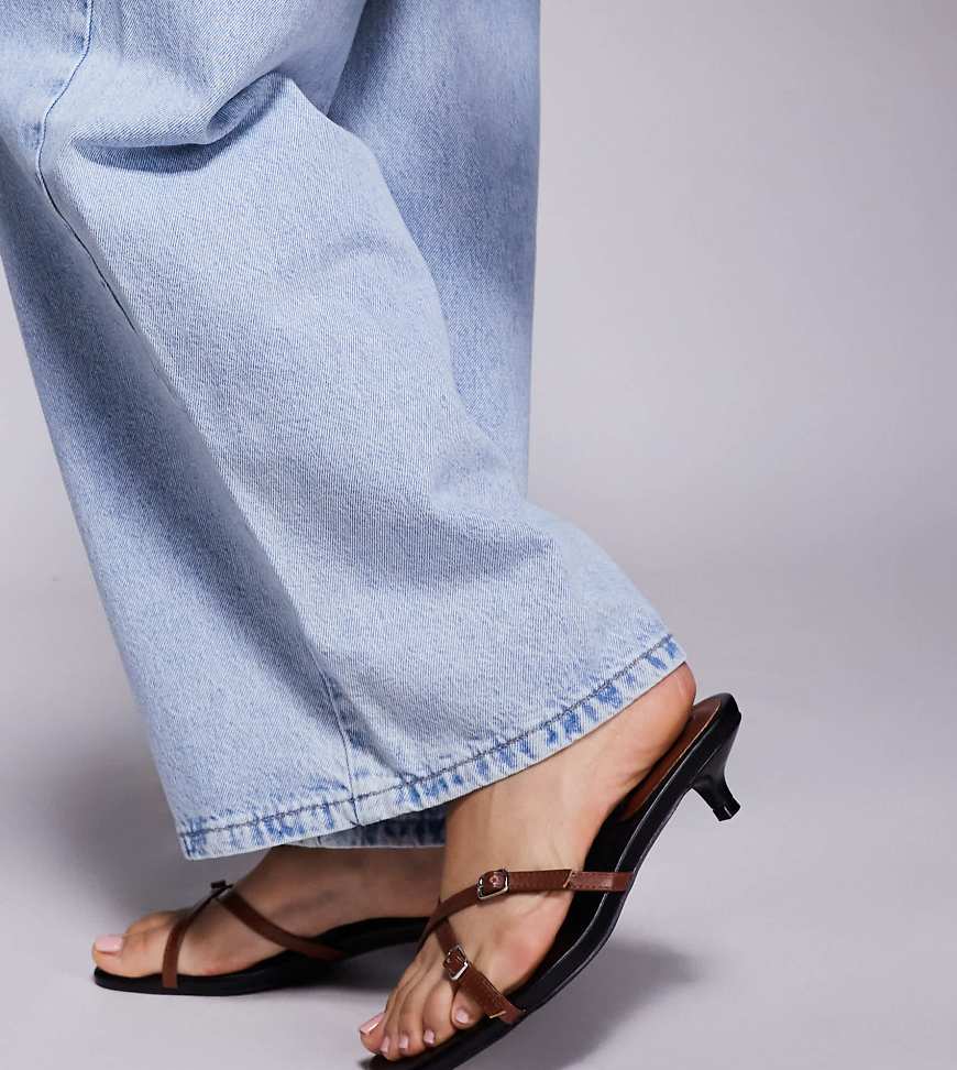 Public Desire Wide Fit - Cindita - Pantoletten in Schwarz mit Kitten-Absatz, weite Passform Public Desire Wide Fit - Cindita - Pantoletten in Schwarz mit Kitten-Absatz, weite Passform von Public Desire Wide Fit
