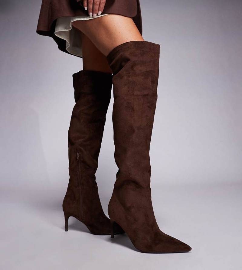 Public Desire Wide Fit - Ellen - Kniehohe Stiefel in Braun mit Absatz und spitzer Zehenpartie, weite Passform-Brown von Public Desire Wide Fit