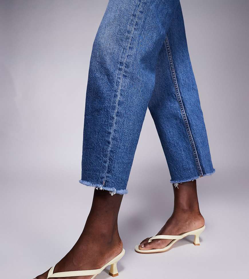 Public Desire Wide Fit - Evermore - Zehensteg-Sandaletten in Gelb mit Kitten-Absatz Public Desire Wide Fit - Evermore - Zehensteg-Sandaletten in Gelb mit Kitten-Absatz von Public Desire Wide Fit
