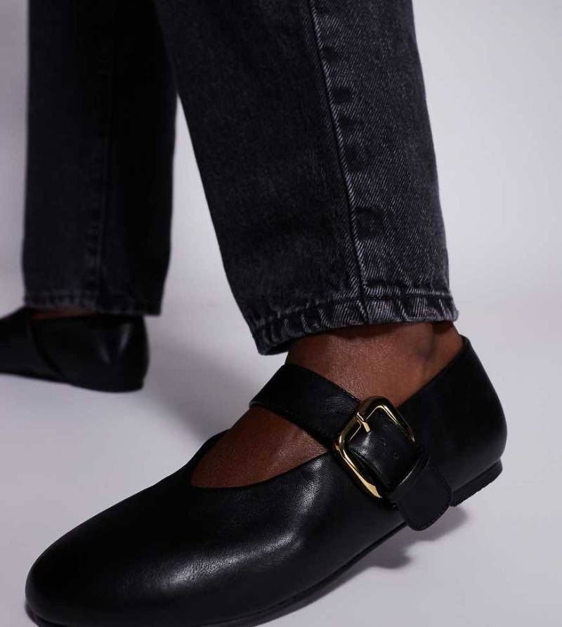 Public Desire Wide Fit - Flache Ballerinas in Schwarz mit Schnalle von Public Desire Wide Fit