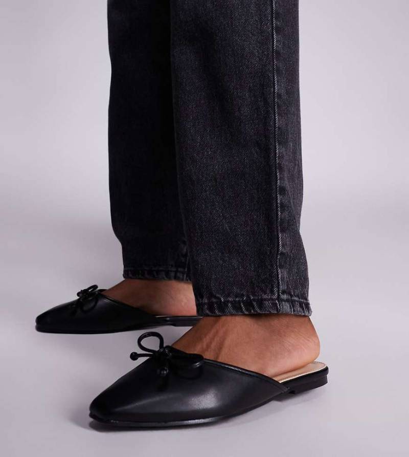 Public Desire Wide Fit - Gio - Flache Mules in Schwarz zum Hineinschlüpfen von Public Desire Wide Fit