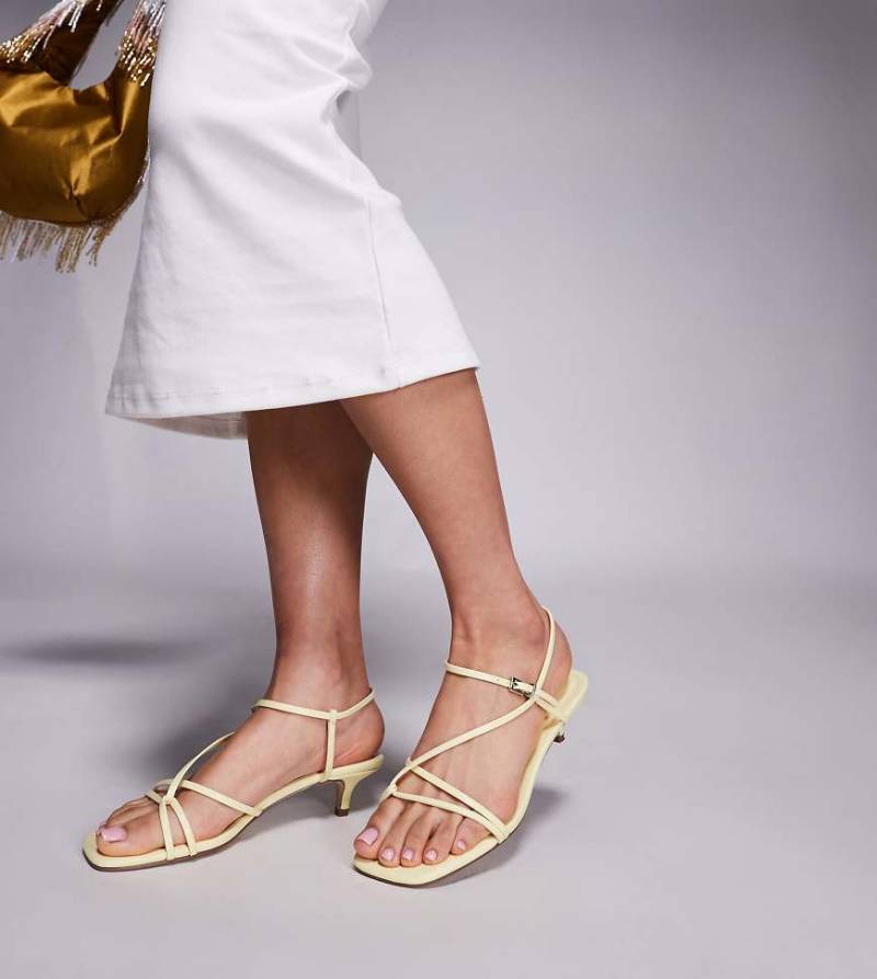 Public Desire Wide Fit - Glint - Minimalistische Riemchen-Sandalen in Gelb, weite Passform von Public Desire Wide Fit