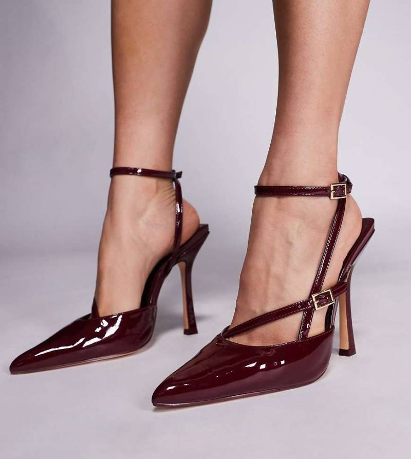 Public Desire Wide Fit - Idol - Spitze Absatzschuhe in burgunderroter Lackoptik, weite Passform von Public Desire Wide Fit