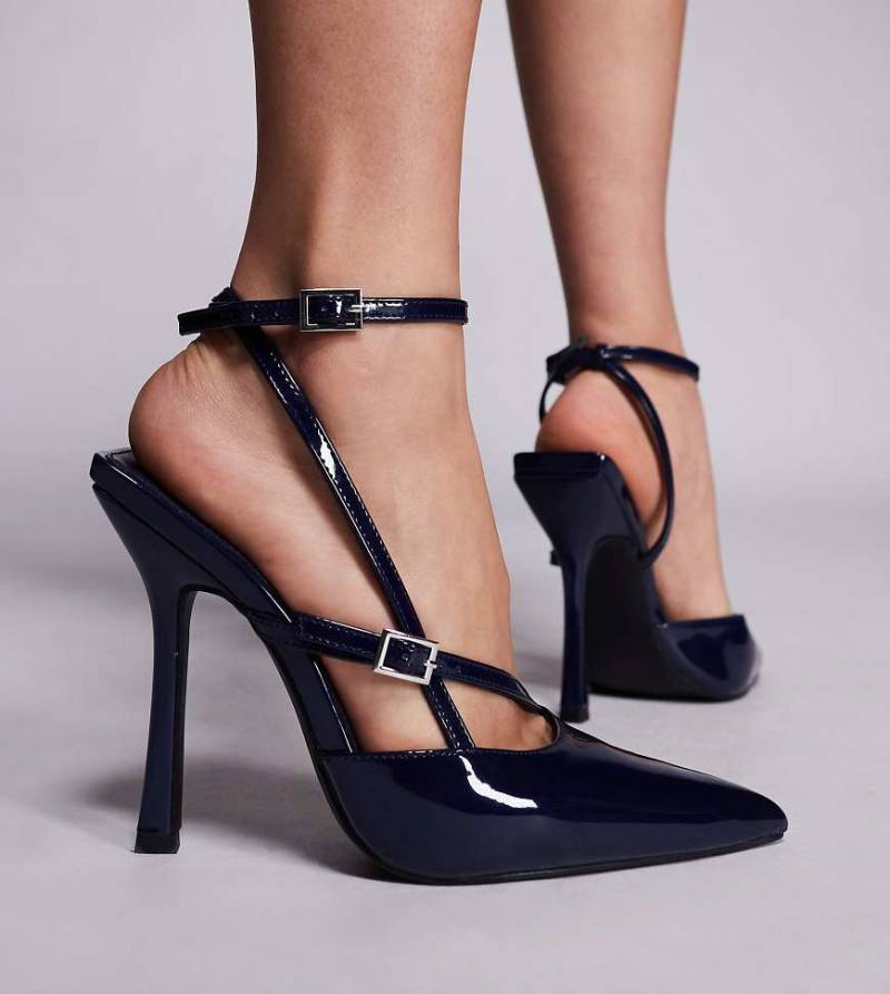 Public Desire Wide Fit - Idol - Spitze Absatzschuhe in marineblauer Lackoptik, weite Passform von Public Desire Wide Fit