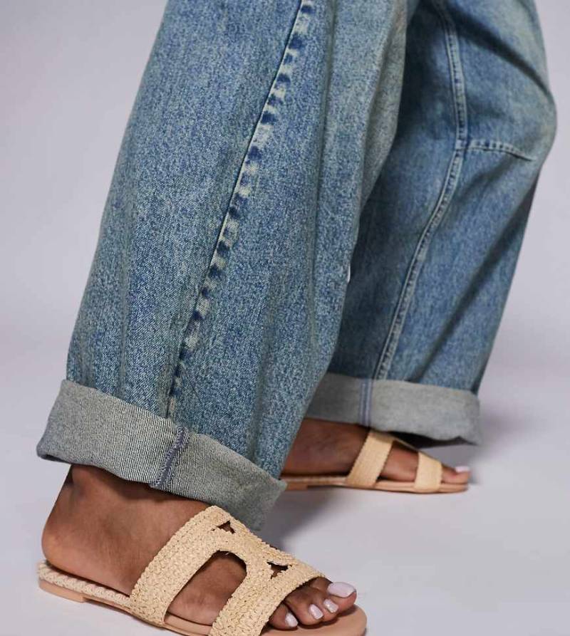 Public Desire Wide Fit - Inferno - Slipper-Sandalen in Cremeweiß mit Bastbesatz, weite Passform von Public Desire Wide Fit