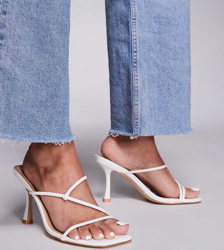 Public Desire Wide Fit - Jamie - Riemchen-Mules in Weiß mit mittelhohem Absatz, weite Passform von Public Desire Wide Fit