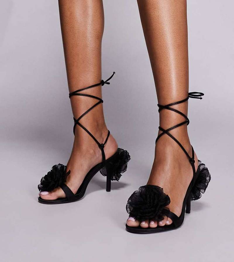 Public Desire Wide Fit - Klassische Absatzsandalen in Schwarz mit Blumendetail, weite Passform von Public Desire Wide Fit