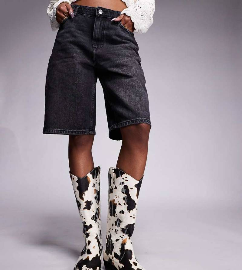 Public Desire Wide Fit - Koiboi - Cowboy-Stiefeletten mit Kuhfellmuster, weite Passform-Bunt von Public Desire Wide Fit