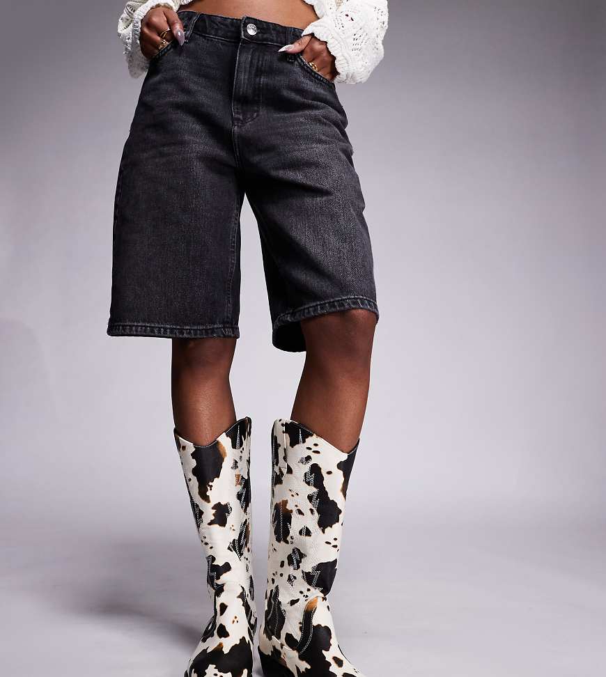 Public Desire Wide Fit - Koiboi - Cowboy-Stiefeletten mit Kuhfellmuster, weite Passform-Bunt Public Desire Wide Fit - Koiboi - Cowboy-Stiefeletten mit Kuhfellmuster, weite Passform-Bunt von Public Desire Wide Fit