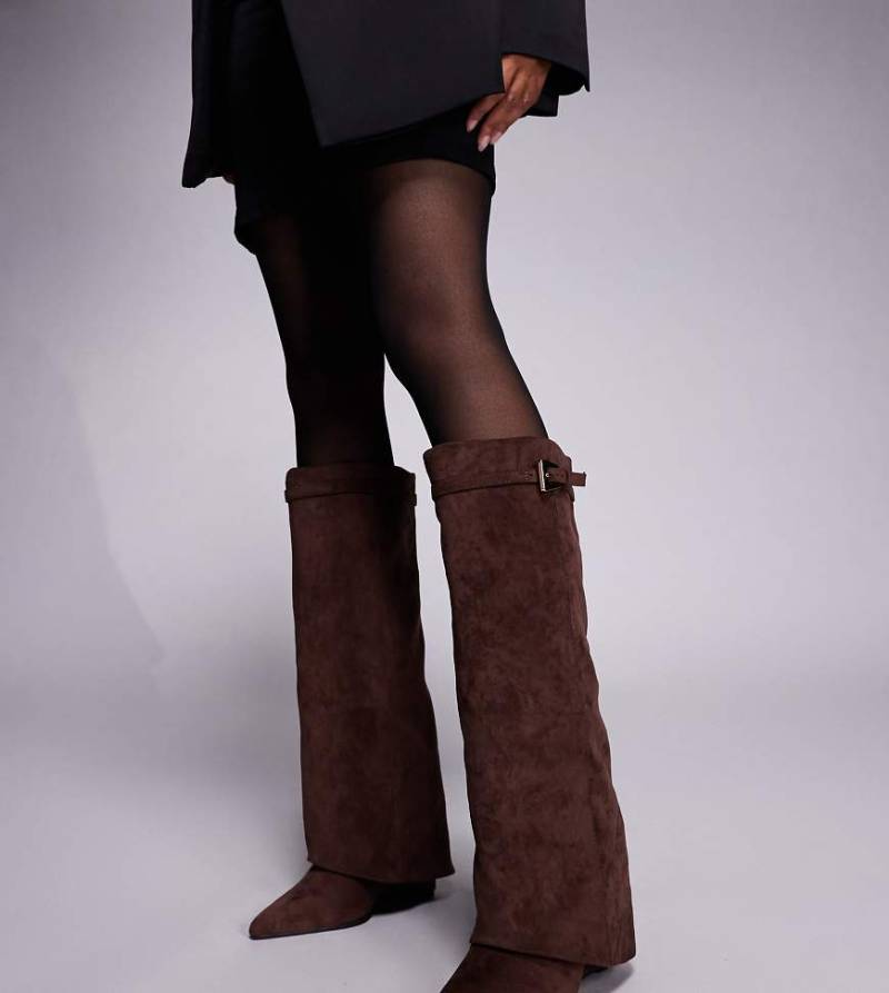 Public Desire Wide Fit - Kola - Kniehohe Stiefel aus Wildlederimitat in Braun mit Keilabsatz und Umschlag, weite Passform-Brown von Public Desire Wide Fit